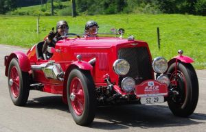 dDominik tout heureux au volant de sa Aston Martin de 1938