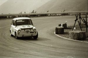 Nell'edizione del 1968 l'Abarth affronta uno degli splendidi tornanti...